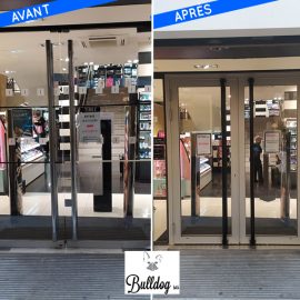 Remplacement d'une porte d'entrée de magasin, vitrée 2 vantaux par une porte avec structure aluminium et vitrage feuilleté. L'ensemble de la nouvelle menuiserie répond maintenant aux normes de sécurité pour le l'enseigne et le public.