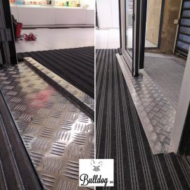 Réalisation d'un seuil en aluminium larmé sur mesure avec pliages, pour habiller le tapis du magasin. Normes de sécurité PMR respectée avec une hauteur de 20mm.